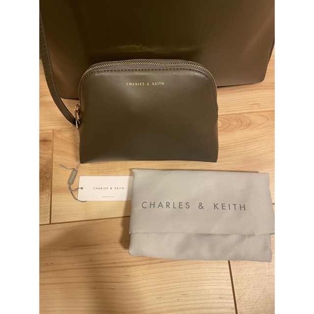 Charles and Keith(チャールズアンドキース)の(断捨離中さま専用)Edna エドナ ラージホボバッグ　チャールズアンドキース レディースのバッグ(トートバッグ)の商品写真