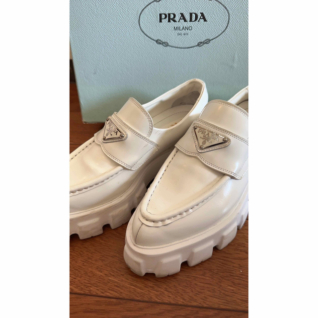 PRADA(プラダ)の早い者勝ち【期間限定】ホワイト厚底ローファー レディースの靴/シューズ(ローファー/革靴)の商品写真