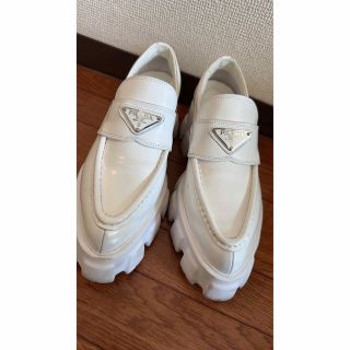 プラダ(PRADA)の早い者勝ち【期間限定】ホワイト厚底ローファー(ローファー/革靴)