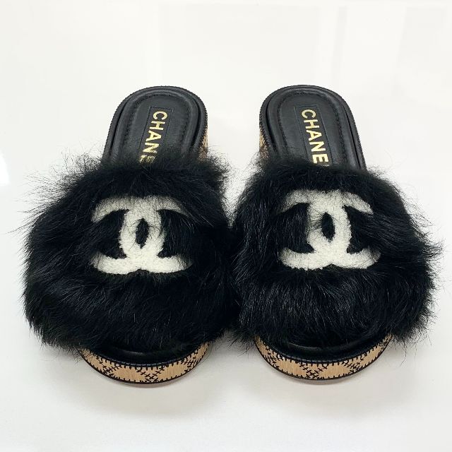 CHANEL(シャネル)の5641 シャネル シアリング ラムスキン ファー ココマーク サンダル レディースの靴/シューズ(サンダル)の商品写真