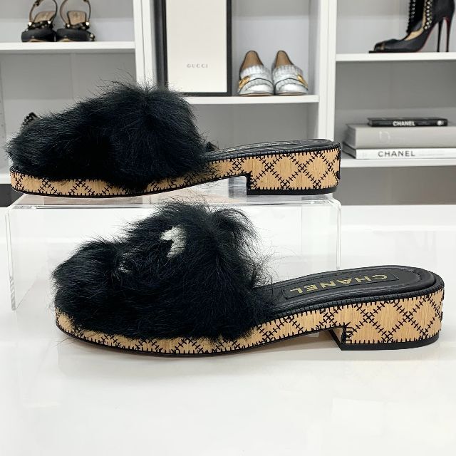 CHANEL(シャネル)の5641 シャネル シアリング ラムスキン ファー ココマーク サンダル レディースの靴/シューズ(サンダル)の商品写真