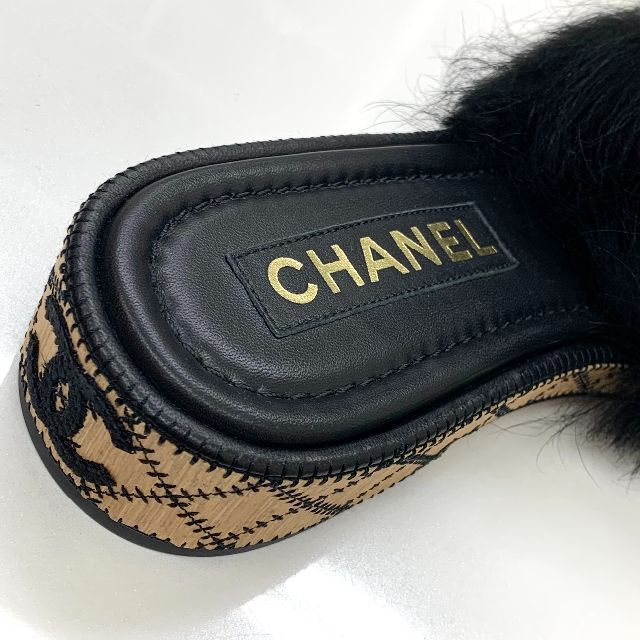 CHANEL(シャネル)の5641 シャネル シアリング ラムスキン ファー ココマーク サンダル レディースの靴/シューズ(サンダル)の商品写真