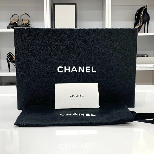 CHANEL(シャネル)の5641 シャネル シアリング ラムスキン ファー ココマーク サンダル レディースの靴/シューズ(サンダル)の商品写真