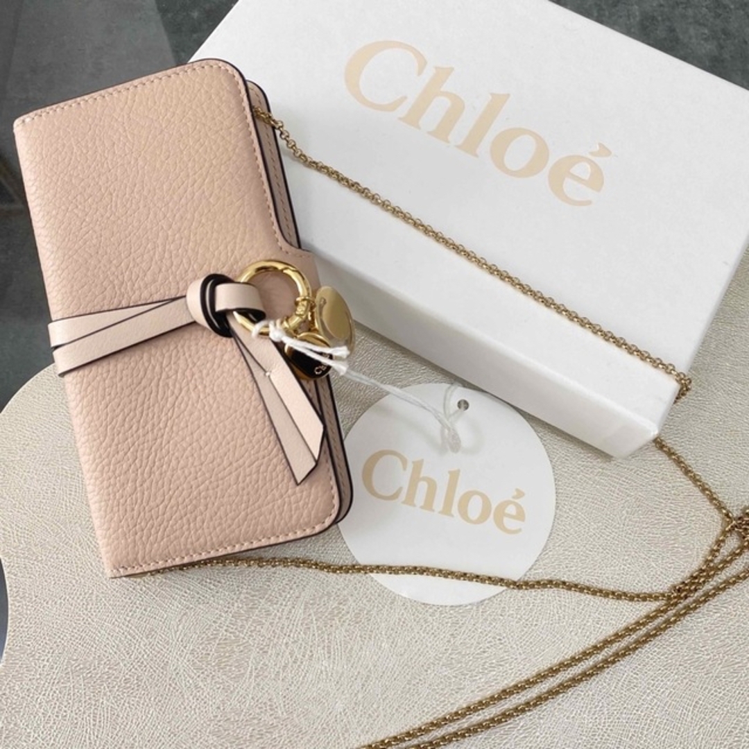 Chloe(クロエ)の残１【新品】Chloe クロエ 手帳型/チェーン付き iPhoneケース ピンク スマホ/家電/カメラのスマホアクセサリー(iPhoneケース)の商品写真