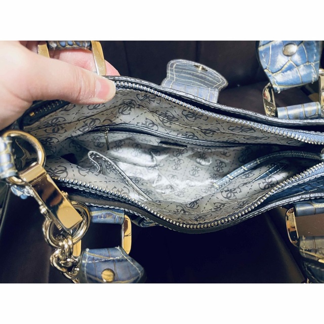 GUESS(ゲス)の美品　GUESS ショルダー　ブルー系 レディースのバッグ(ショルダーバッグ)の商品写真