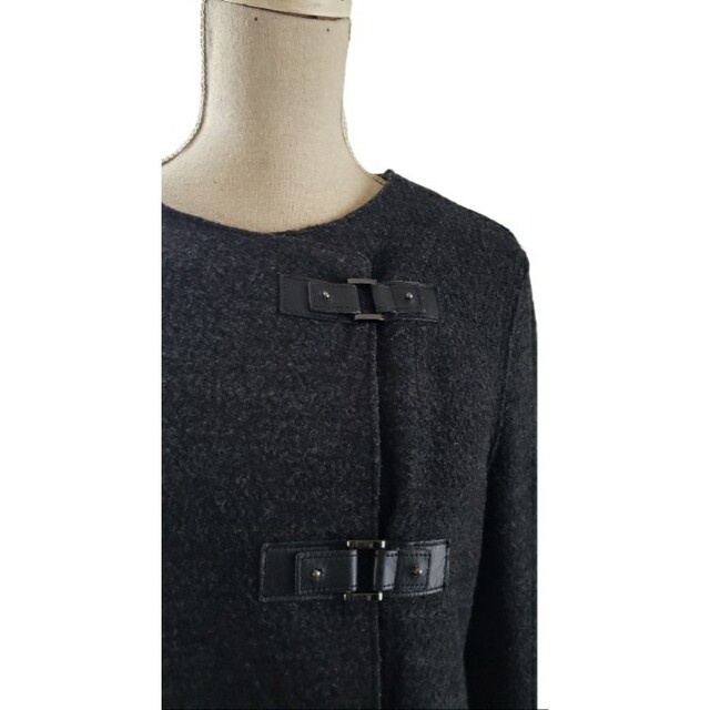 自由区(ジユウク)の美品　自由区　一枚仕立てのノーカラーのショートコート レディースのジャケット/アウター(ロングコート)の商品写真