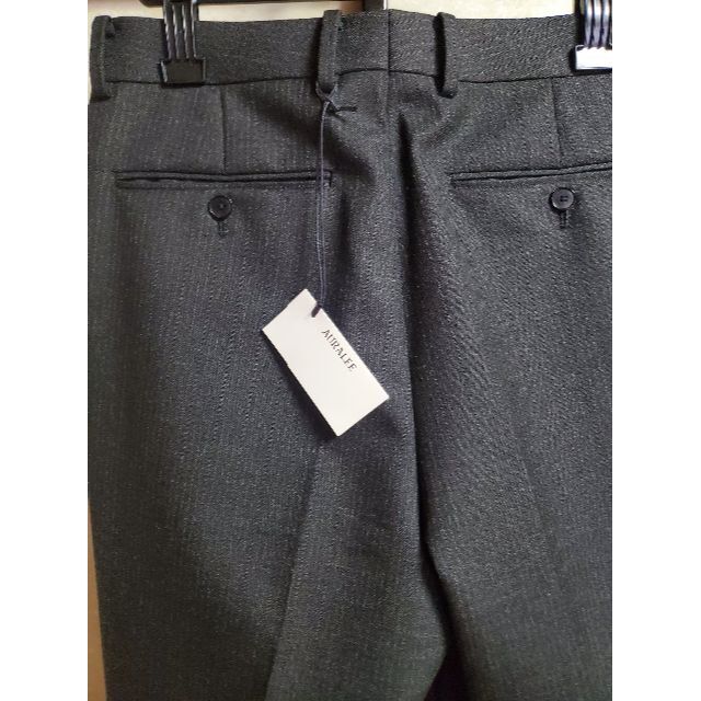 AURALEE(オーラリー)のAURALEE BLUEFACED WOOL TWO-TUCK SLACKS メンズのパンツ(スラックス)の商品写真