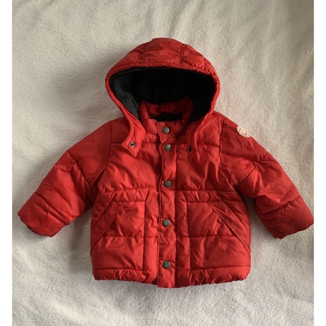 babyGAP(ベビーギャップ)のGAP baby アウター90サイズ　赤 キッズ/ベビー/マタニティのキッズ服男の子用(90cm~)(ジャケット/上着)の商品写真