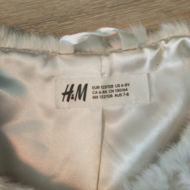 H&M(エイチアンドエム)のH&M ファーボレロ ホワイト 120cm キッズ/ベビー/マタニティのキッズ服女の子用(90cm~)(ジャケット/上着)の商品写真