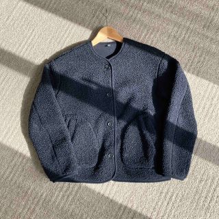 ユニクロ(UNIQLO)のUNIQLO ボアフリース　クルーネックカーディガン　黒　L(ノーカラージャケット)