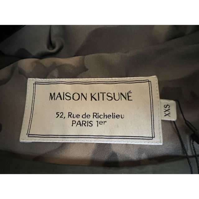 MAISON KITSUNE'(メゾンキツネ)の試着のみ 正規品 メゾンキツネ 迷彩 ダウンジャケット　XXS メンズのジャケット/アウター(ダウンジャケット)の商品写真