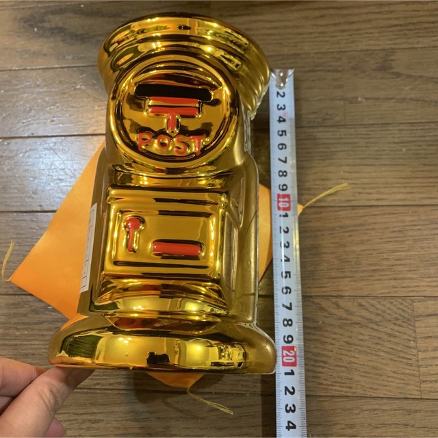 新品未使用　ゴールド貯金箱　約21cm　郵便ポスト　座布団付き非売品 エンタメ/ホビーのコレクション(ノベルティグッズ)の商品写真