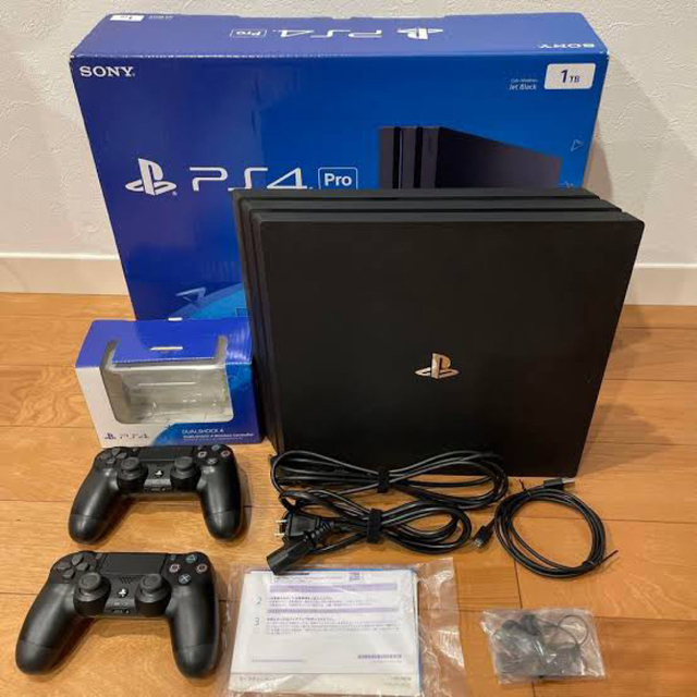 SONY(ソニー)のps4 pro cuh-7200b 1tb コントローラー2個　ソフト付 エンタメ/ホビーのゲームソフト/ゲーム機本体(家庭用ゲーム機本体)の商品写真