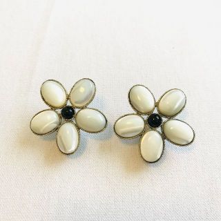 美品 IRIS47 MARGARET マザーオブパール 両耳 イヤリング