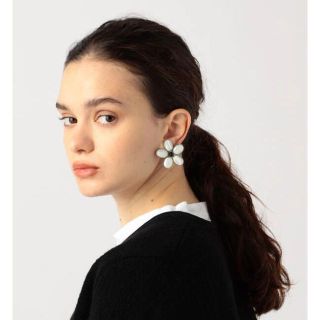 TOMORROWLAND - 美品 IRIS47 MARGARET マザーオブパール 両耳