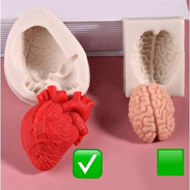 在庫限り▪︎新品ビックリ！リアル心臓型シリコンモールドチョコレジンゼリーグロ内臓 ハンドメイドの素材/材料(各種パーツ)の商品写真