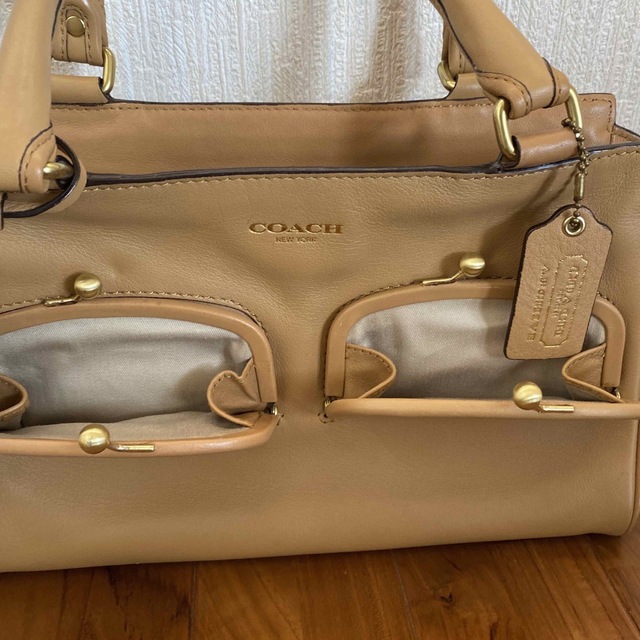 COACH(コーチ)のCOACH コーチ ハンドバッグ　ベージュ レディースのバッグ(ハンドバッグ)の商品写真