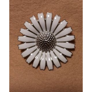 ジョージジェンセン(Georg Jensen)の中古品　GEORGE JENSEN　ジョージジェンセン　デイジーブローチホワイト(ブローチ/コサージュ)