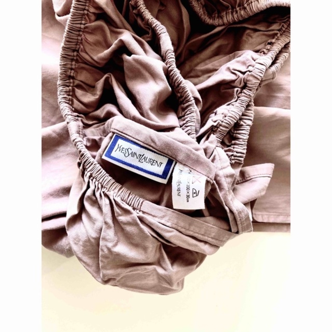Yves Saint Laurent(イヴサンローラン)の【送料込み】イヴ・サンローラン　素敵な小豆色　シーツ　120×200×30 新品 インテリア/住まい/日用品の寝具(シーツ/カバー)の商品写真