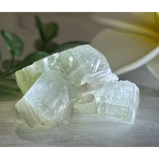天使の水晶✨ レインボー グリーンアポフィライト 原石 ラフストーン 