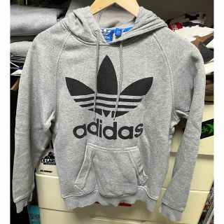 アディダス(adidas)のadidas プルオーバー　パーカー(パーカー)