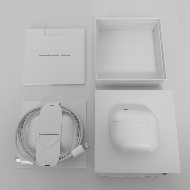 Apple(アップル)の【クニさん専用】アップル AirPods 第3世代 MME73J/A  スマホ/家電/カメラのオーディオ機器(ヘッドフォン/イヤフォン)の商品写真