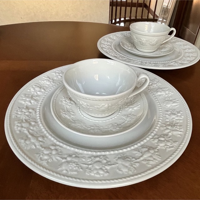 WEDGWOOD(ウェッジウッド)の【未使用美品】ウェッジウッド★フェスティビティ★ペア　ランチセット インテリア/住まい/日用品のキッチン/食器(食器)の商品写真