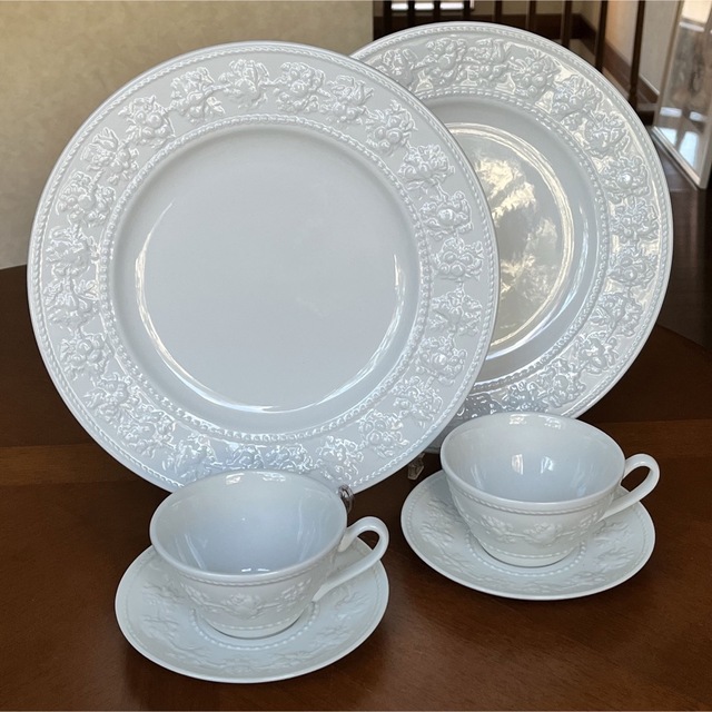 WEDGWOOD(ウェッジウッド)の【未使用美品】ウェッジウッド★フェスティビティ★ペア　ランチセット インテリア/住まい/日用品のキッチン/食器(食器)の商品写真