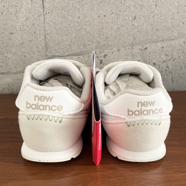 New Balance(ニューバランス)の【新品】15.5センチ オフホワイト ニューバランス スニーカー キッズ キッズ/ベビー/マタニティのキッズ靴/シューズ(15cm~)(スニーカー)の商品写真