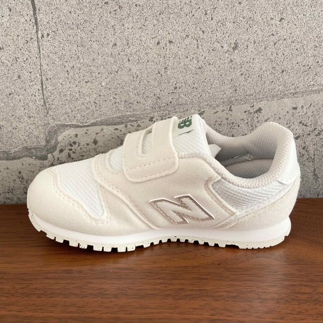 New Balance(ニューバランス)の【新品】15.5センチ オフホワイト ニューバランス スニーカー キッズ キッズ/ベビー/マタニティのキッズ靴/シューズ(15cm~)(スニーカー)の商品写真