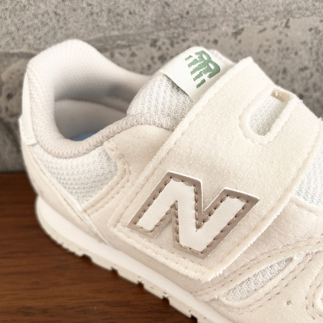 New Balance(ニューバランス)の【新品】15センチ オフホワイト ニューバランス スニーカー キッズ キッズ/ベビー/マタニティのキッズ靴/シューズ(15cm~)(スニーカー)の商品写真