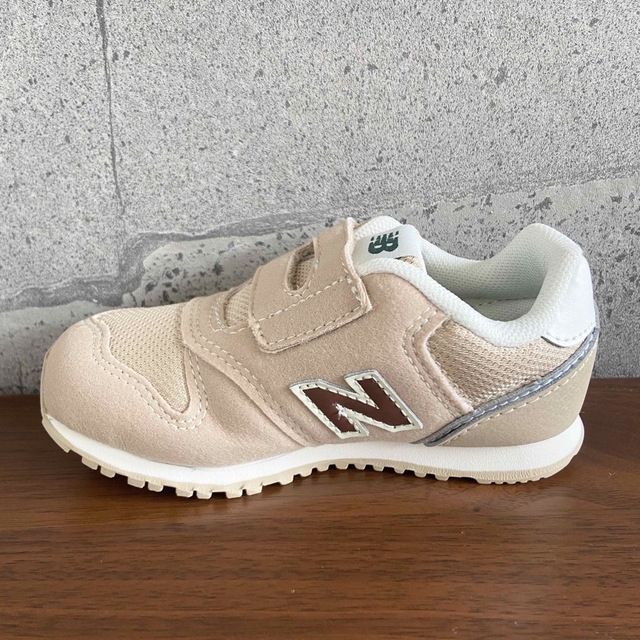 New Balance(ニューバランス)の【新品】15.5センチ ベージュ×ブラウン ニューバランス スニーカー キッズ キッズ/ベビー/マタニティのキッズ靴/シューズ(15cm~)(スニーカー)の商品写真