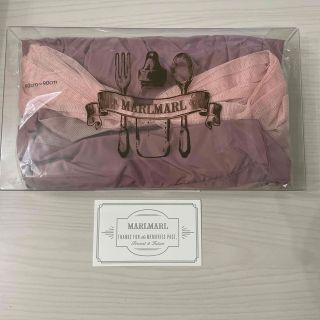 マールマール(MARLMARL)の【新品】マールマール　エプロン　ワンピース　ローズピンク　ラッピングのまま♪(お食事エプロン)