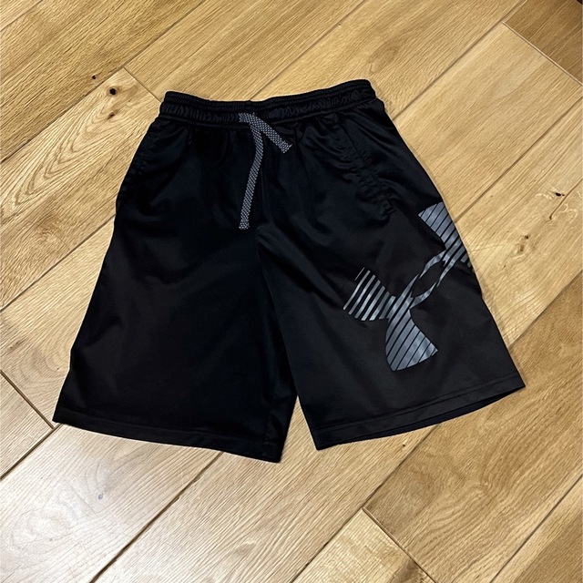 UNDER ARMOUR(アンダーアーマー)のハーフパンツ　160センチ キッズ/ベビー/マタニティのキッズ服男の子用(90cm~)(パンツ/スパッツ)の商品写真