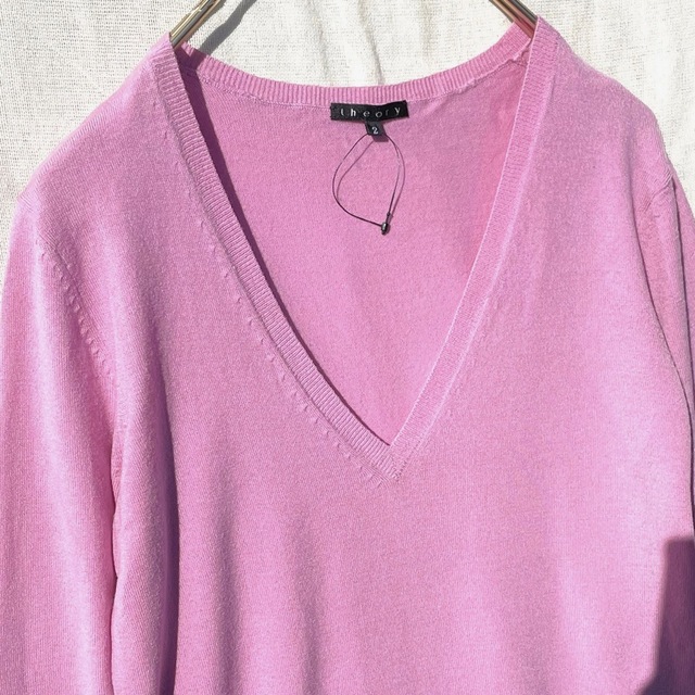 theory(セオリー)のピンク ウール ニット セーター Vネック シンプル 毛 長袖 素敵 上品 レディースのトップス(ニット/セーター)の商品写真