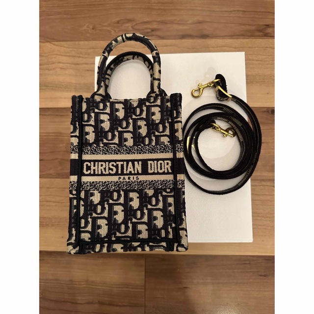 Christian Dior(クリスチャンディオール)の【底値】Dior ディオール　DIOR BOOK TOTE ミニ フォンバッグ レディースのバッグ(ハンドバッグ)の商品写真
