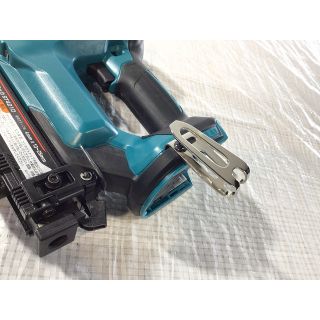 ☆比較的綺麗☆makita マキタ 18V 充電式タッカ ST421D 本体＋ケース付 ステープル幅4mm 長さ13～25mm コードレスタッカー 65753