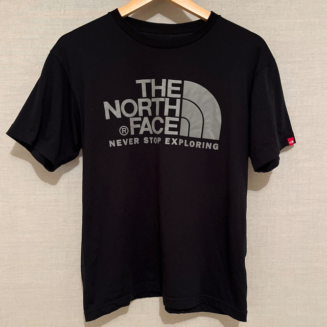 THE NORTH FACE(ザノースフェイス)の【ブラック】THE NORTH FACE black × gray logoＴ メンズのトップス(Tシャツ/カットソー(半袖/袖なし))の商品写真