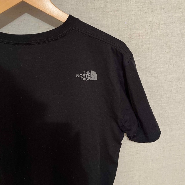 THE NORTH FACE(ザノースフェイス)の【ブラック】THE NORTH FACE black × gray logoＴ メンズのトップス(Tシャツ/カットソー(半袖/袖なし))の商品写真