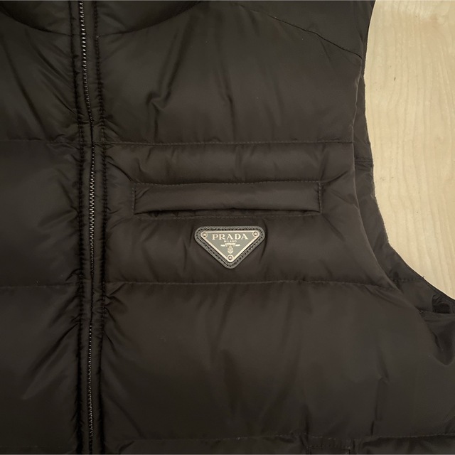 PRADA(プラダ)のプラダ　ダウンベスト　サイズ48 BLACK メンズのジャケット/アウター(ダウンベスト)の商品写真