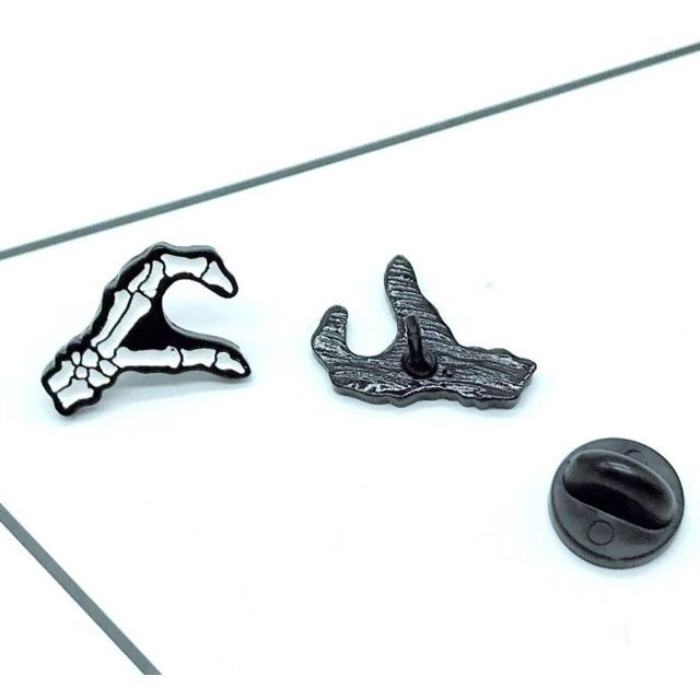 スケルトン ピンブローチ 骨 ハート 2つセット 骸骨 小ぶり ギフト  レディースのアクセサリー(その他)の商品写真