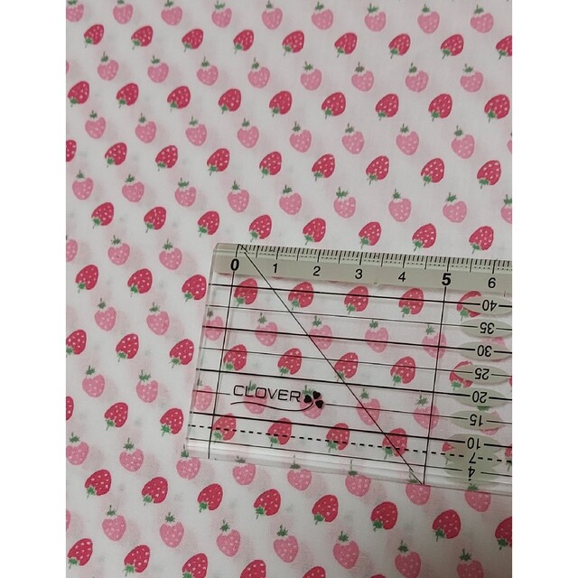 44 濃いピンク苺&薄いピンク苺柄生地　綿混プリント　110×50cm ハンドメイドの素材/材料(生地/糸)の商品写真
