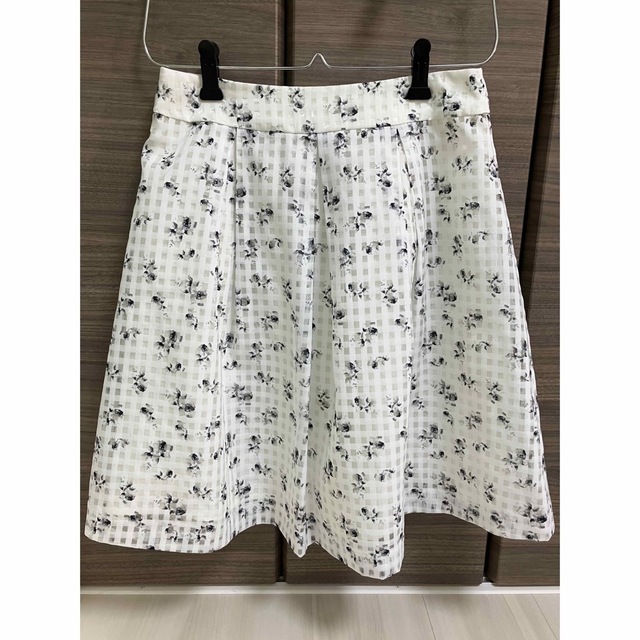 ミニスカート　花柄　白 レディースのスカート(ミニスカート)の商品写真