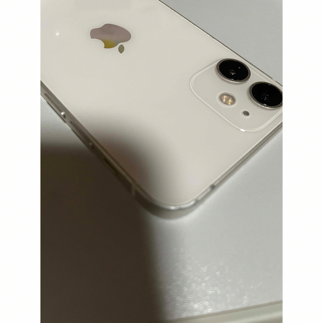 Apple(アップル)のiPhone 12 mini ホワイト 128 GB SIMフリー（ジャンク品） スマホ/家電/カメラのスマートフォン/携帯電話(スマートフォン本体)の商品写真