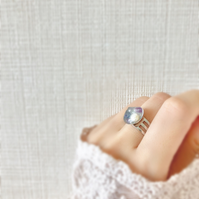 大人可愛い 淡水パールとフローライト おしゃれな幅広シルバーリング 指輪 レディースのアクセサリー(リング(指輪))の商品写真