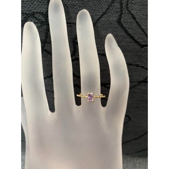 （1136）19号　ゴールド×パープル細身の小さな四角スワロリング　指輪 レディースのアクセサリー(リング(指輪))の商品写真