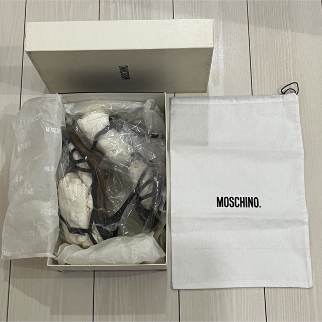 MOSCHINO(モスキーノ)の破格の再々お値下げ！未使用新品﻿★モスキーノサンダル★スワロフスキーリボン黒 レディースの靴/シューズ(サンダル)の商品写真