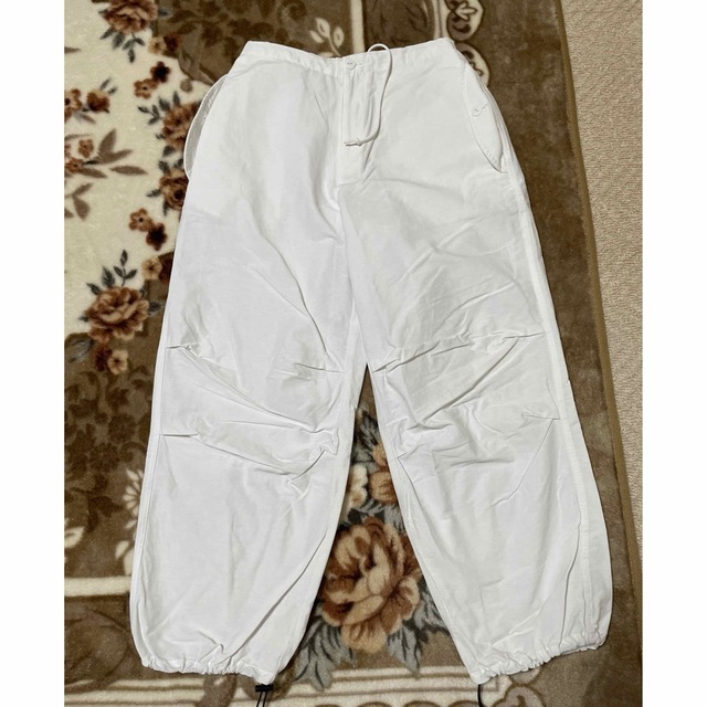 Omekashi(オメカシ)のearthy パラシュートパンツ　ホワイト　白　カーゴパンツ　アーシー　裾絞り メンズのパンツ(ワークパンツ/カーゴパンツ)の商品写真