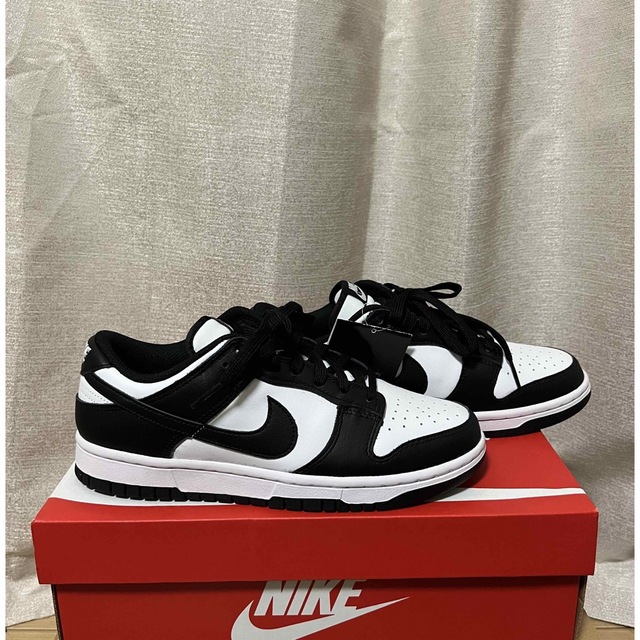 NIKE(ナイキ)のナイキウィメンズダンクLOWパンダ25.5NIKE購入 レディースの靴/シューズ(スニーカー)の商品写真