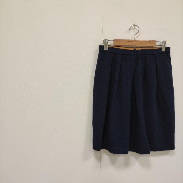 TOMORROWLAND(トゥモローランド)のTOMORROWLAND トゥモローランド ウールタックスカート ネイビー レディースのスカート(ひざ丈スカート)の商品写真